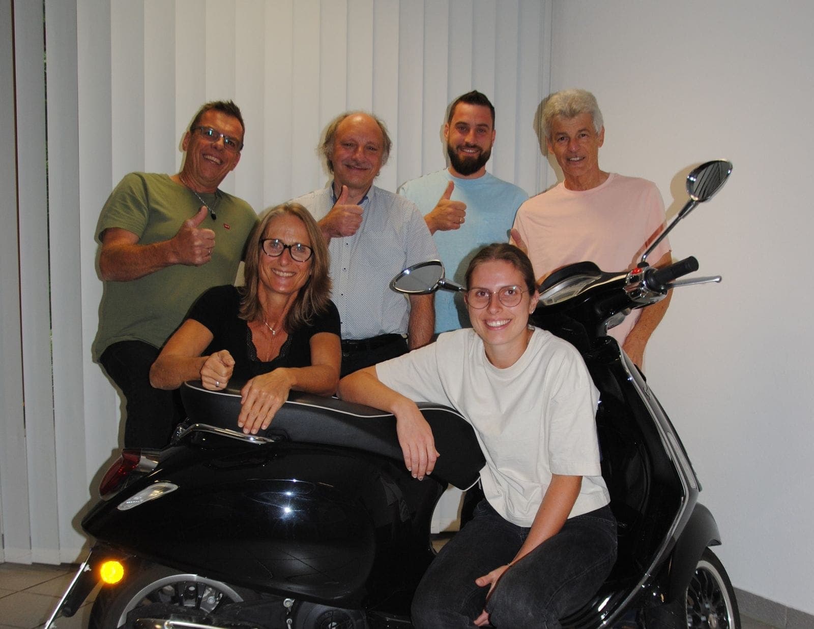 Das Team der Fahrschule Jürgen Gruber vor den Fahrschulfahrzeugen