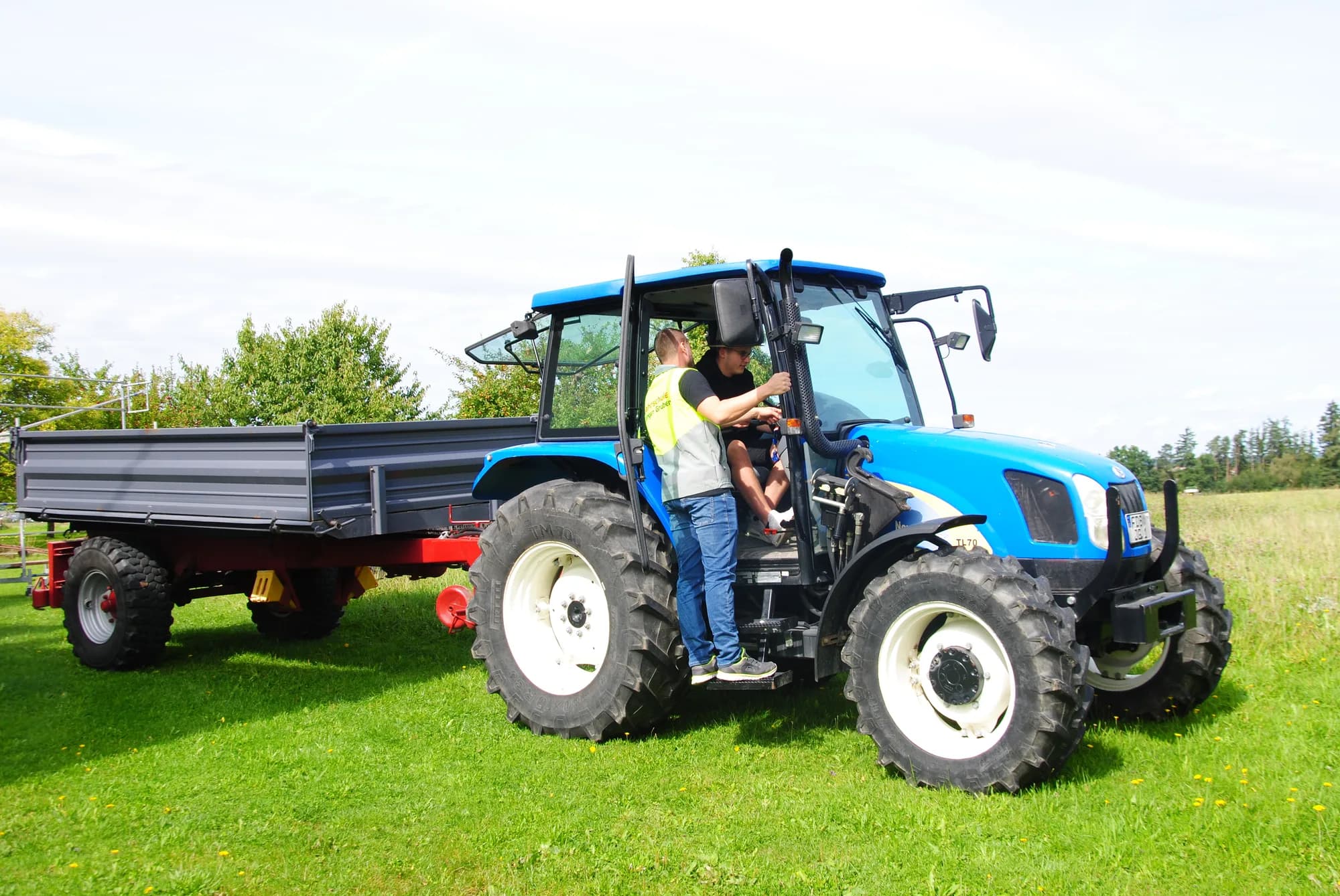 Platzhalter — hier kommt ein Foto vom Traktor mit Anhänger hin