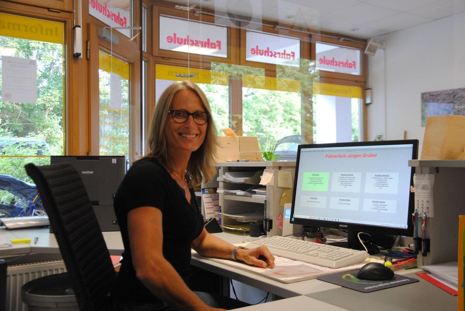 Bettina Gruber am Empfang der Fahrschule Jürgen Gruber in Dasing