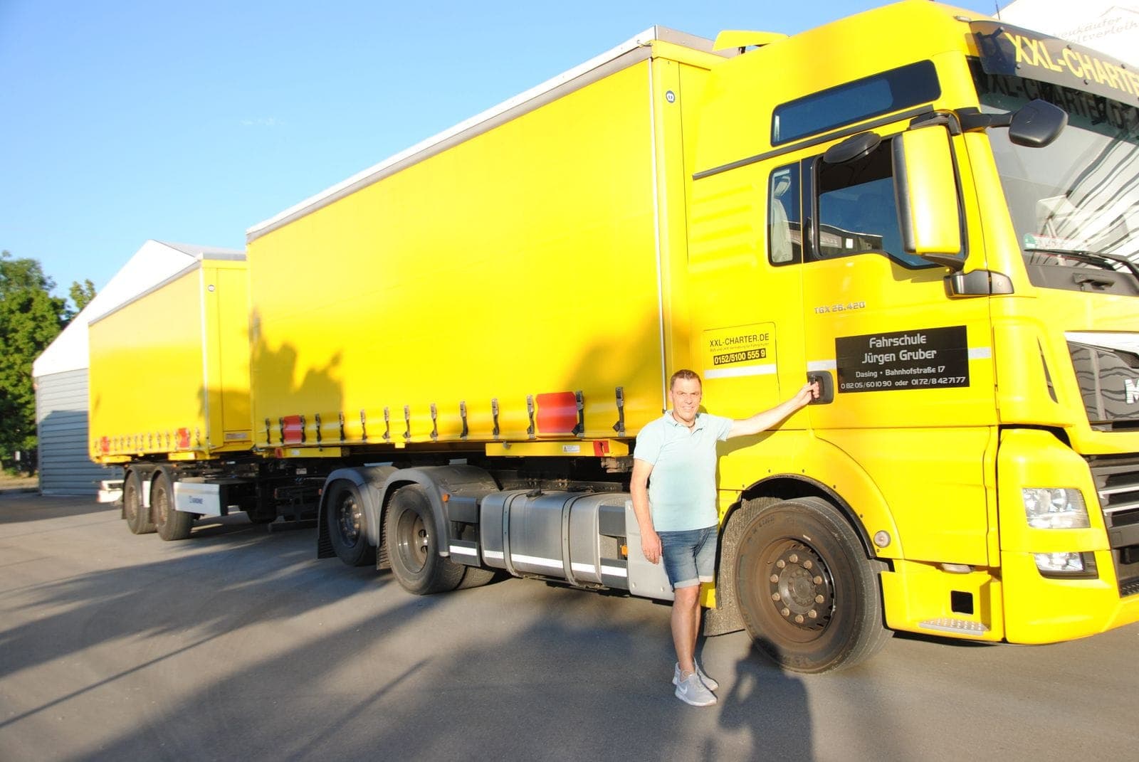 Gelber MAN-Schulungs-LKW der Fahrschule Jürgen Gruber mit Anhänger
