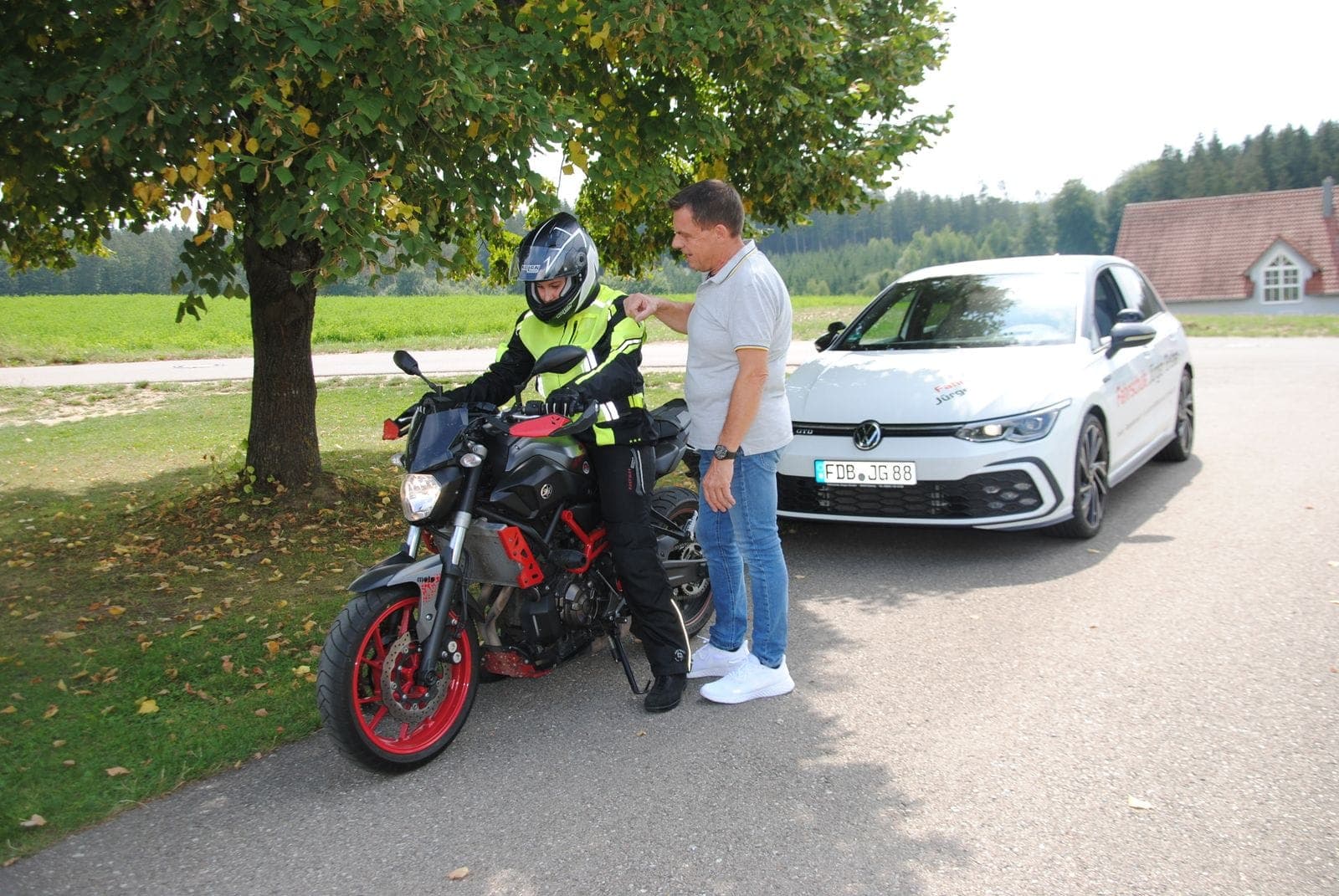 Motorrad-Fahrstunde mit Schutzkleidung bei der Fahrschule Jürgen Gruber