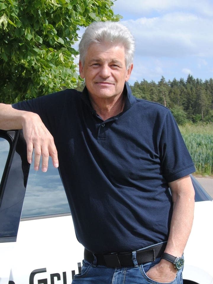 Günter Jarosch am weißen Fahrschulauto
