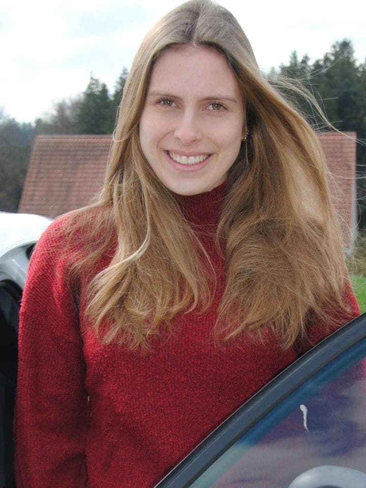 Nadine Gruber an der geöffneten Tür des Fahrschulautos