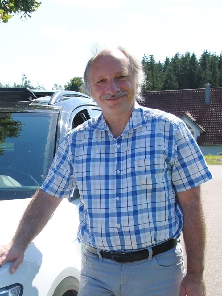 Thomas Bartholomäi am weißen Fahrschul-SUV