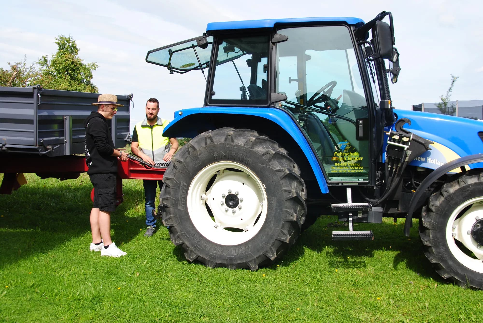 Platzhalter — hier kommt ein Foto vom Traktor mit Anhänger hin