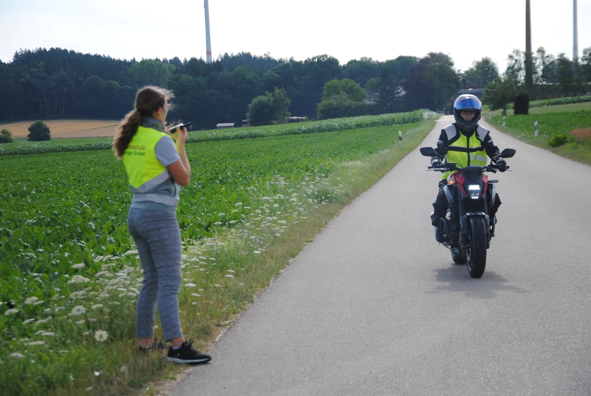 Fahrlehrer auf dem Schulungsmotorrad der Fahrschule Jürgen Gruber