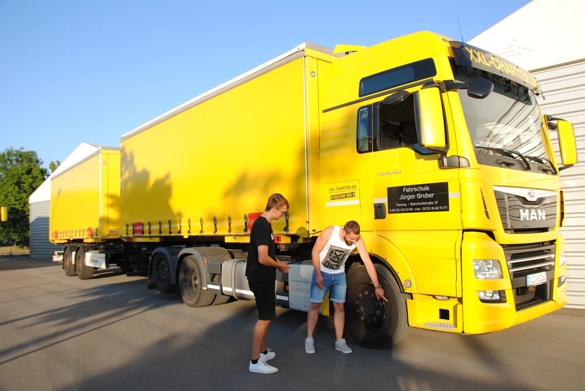 Schulungs-LKW der Fahrschule Jürgen Gruber mit Anhänger