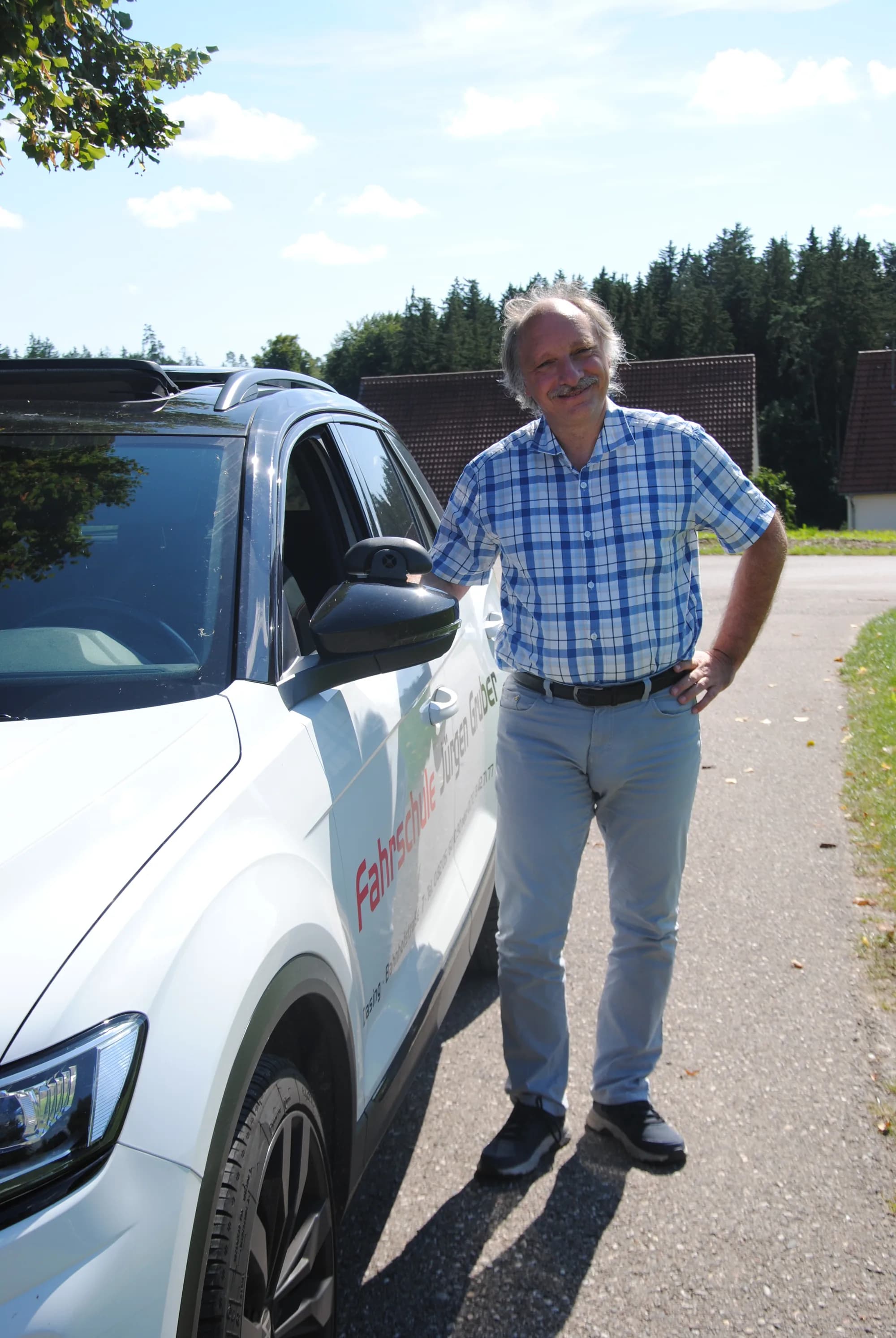 Jürgen Gruber am Fahrschulauto der Fahrschule Jürgen Gruber